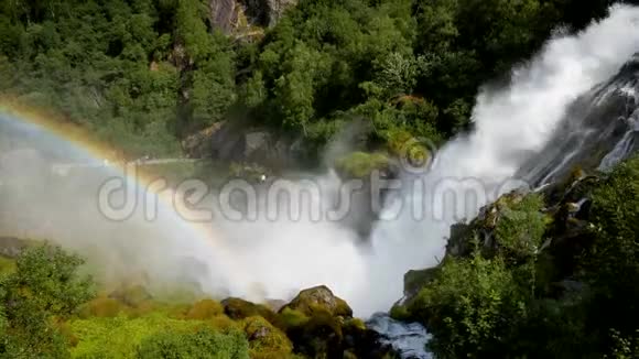 急流的强大瀑布空气中的水粉使阳光下的彩虹视频的预览图