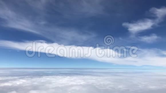 飞机上的云和蓝天视频的预览图