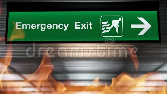 紧急出口标志悬挂在天花板上的火焰燃烧保安设计视频的预览图