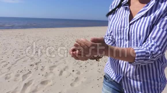 海边有石头的女人视频的预览图