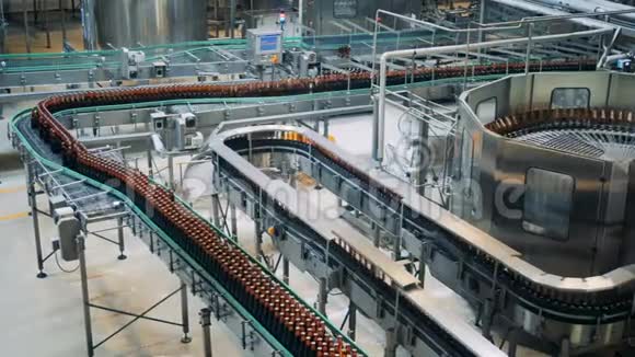 酿酒设备在工厂一层工作4K视频的预览图