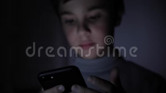 在家看智能手机的小男孩脸特写视频的预览图