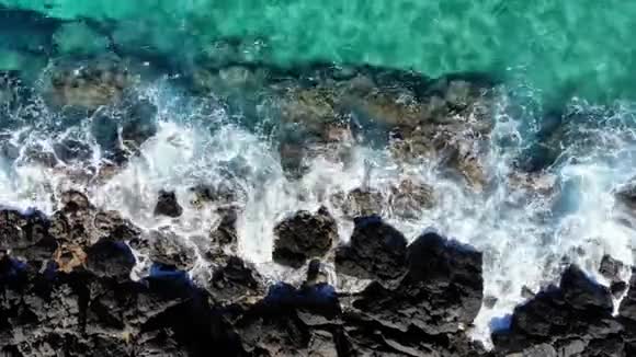 美丽的海浪从顶部岩石海滩克里特岛视频的预览图