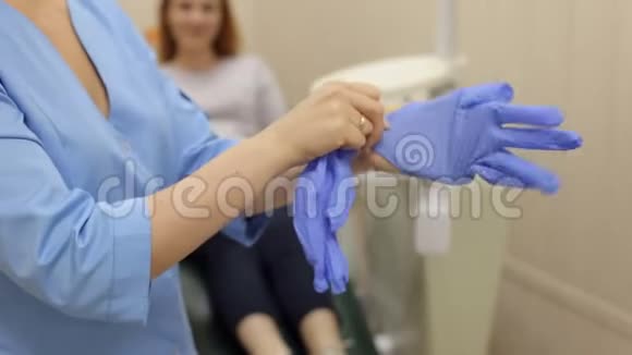 女牙医的特写戴无菌手套视频的预览图