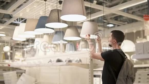 购物者正在检查大型零售商店的灯罩品种视频的预览图