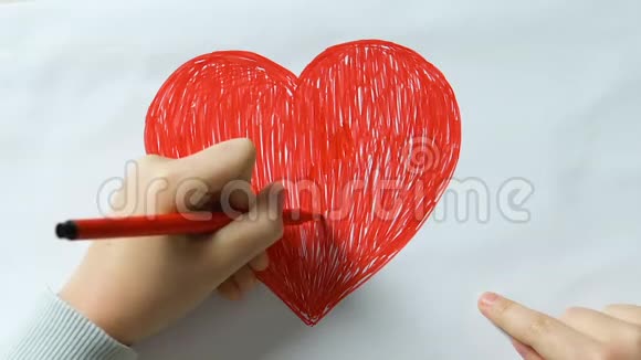 小男孩画着红色的大心脏让字爱立方体善良和平视频的预览图
