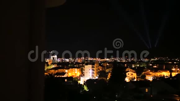 夜晚的旅游度假小镇或布德瓦市美丽的景观与灯笼和建筑物的灯光视频的预览图