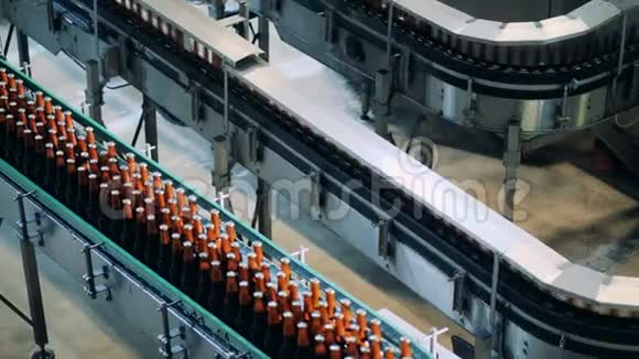 很多啤酒瓶都在排队工厂输送机移动瓶子视频的预览图