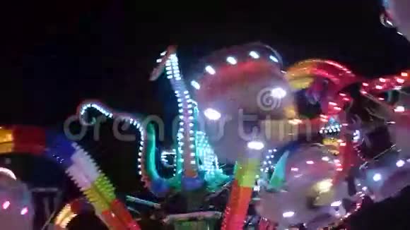 晚上的旋转木马章鱼视频的预览图