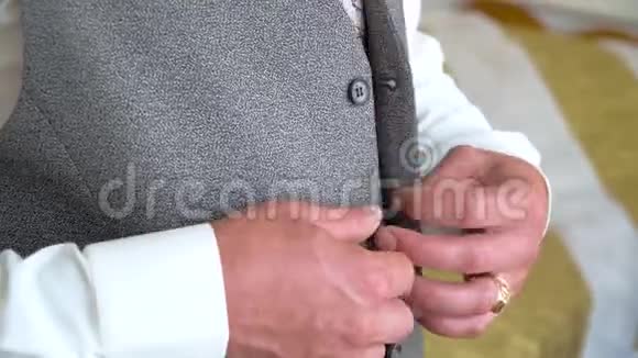 穿西装的商人在夹克上扣扣子视频的预览图