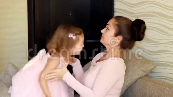 妈妈和女儿一起玩妈妈拥抱并亲吻她的孩子视频的预览图