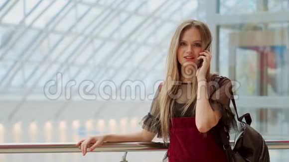 快乐的女购物者在电话里微笑着视频的预览图