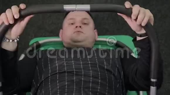 胖子在健身房的地板上训练压力视频的预览图