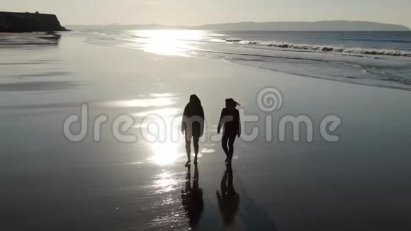在秋天寒冷的一天沿着海滩散步视频的预览图