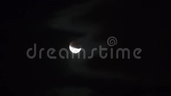 月偏食期间的夜空移动视频的预览图
