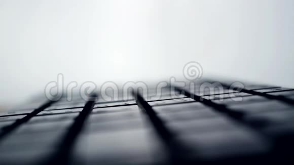 电脑黑客电脑键盘上的手影视频的预览图