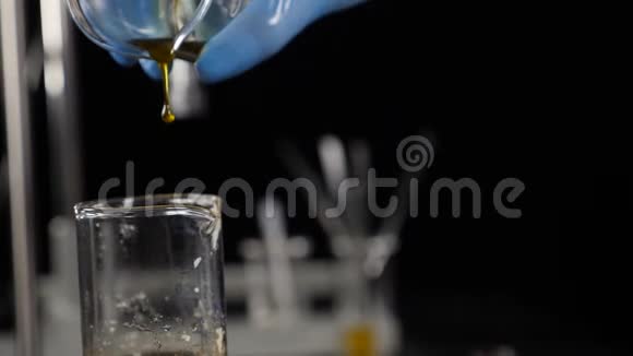 化妆品制造业实验室助理将配料混合在玻璃瓶中制成身体护理乳液奶油视频的预览图