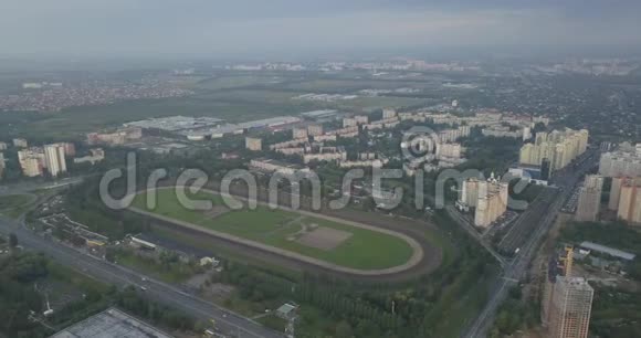 从鸟瞰古典空老体育场无人视野4k4096x2160像素视频的预览图