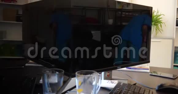 监视器中的反射办公室清洁工清洁房间4k视频的预览图