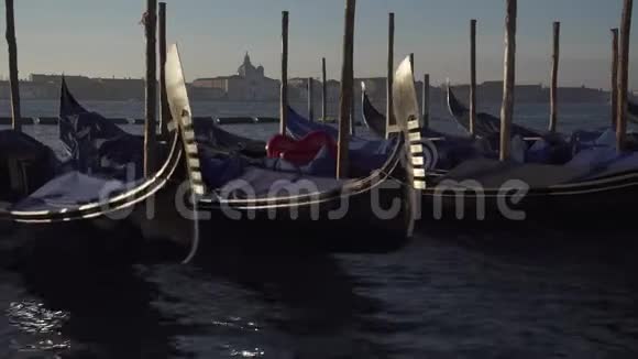 威尼斯的贡多拉斯和船的交通与朱德卡岛的背景视频的预览图