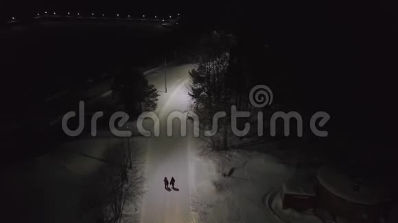 城市公园的林荫道在冬天的雾中人们行走剪辑冬季城市夜间景观航空视频的预览图