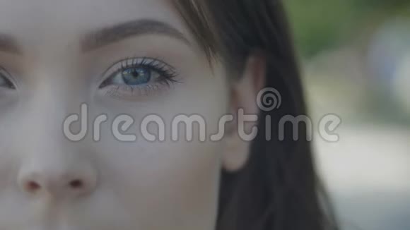 年轻女子的蓝眼睛特写镜头户外的淡妆视频的预览图