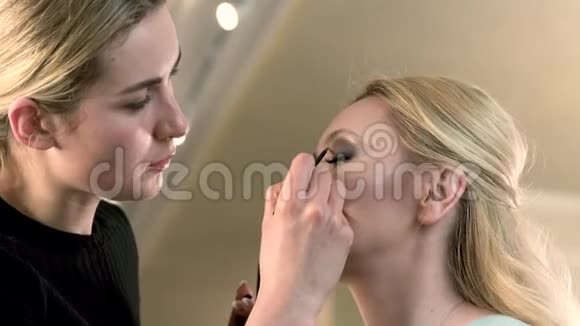 专业化妆师应用眉毛时尚界化妆品特写美与时尚理念视频的预览图