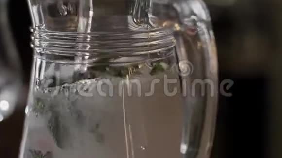 酒吧男的特写镜头把泡泡水注入甲板视频的预览图