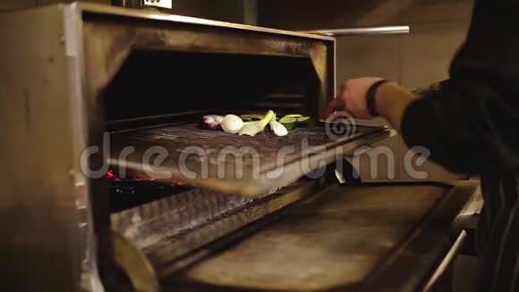 厨师在烤架上炖蔬菜视频的预览图