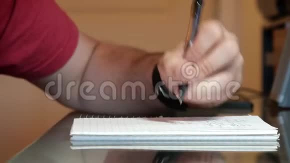 左手在便签纸上写数学视频的预览图