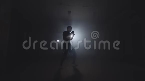 慢速运动中低光健身房的拳击手训练在烟雾弥漫的工作室里打拳击视频的预览图