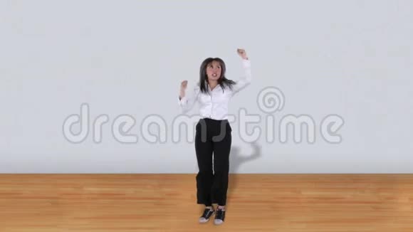 兴奋的女人在演播室里跳跃的慢动作视频的预览图