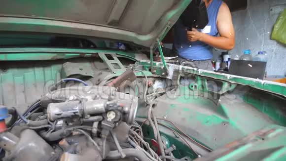 男式汽车机用专业设备焊接旧车金属零件成年修理工或技工视频的预览图