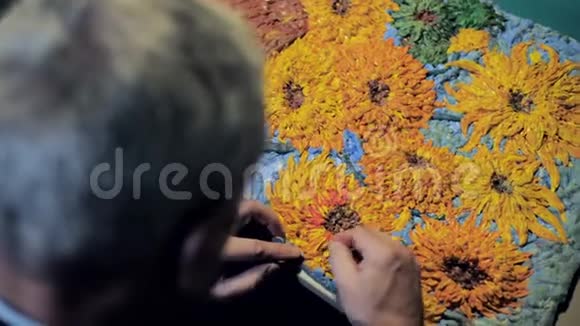 上景大师雕刻梵高葵花图片的复制品视频的预览图