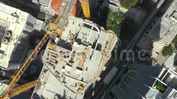 飞过城市里的摩天大楼一架无人机在4公里范围内视频的预览图