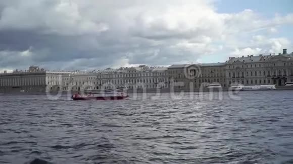 乘船与游客在城市的一条河渠在涅瓦河宫桥和彼得和保罗的景色视频的预览图