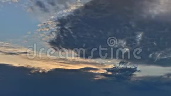 美丽的时光流逝的云彩覆盖着夕阳视频的预览图