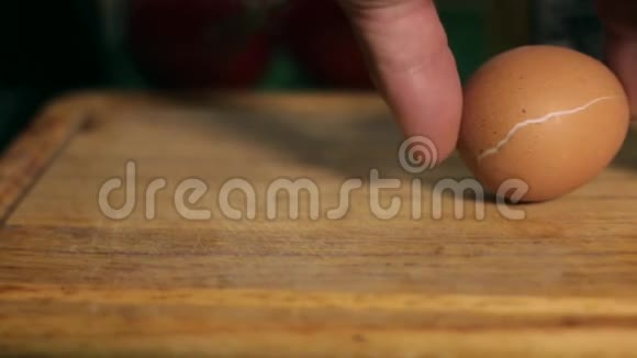 把煮好的鸡蛋收起来视频的预览图