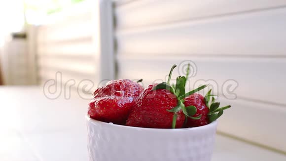 白色盘子里的甜草莓视频的预览图