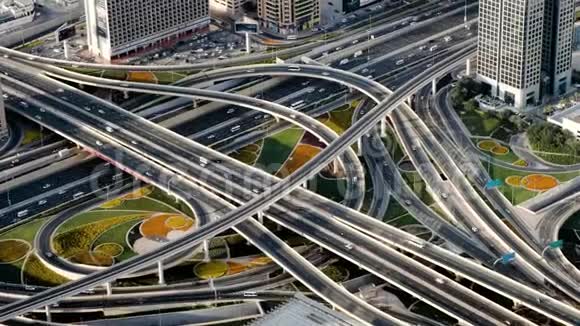 早晨迪拜现代交通交汇处的上景视频的预览图