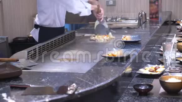 烹饪韩国烤架亚洲美食场视频的预览图
