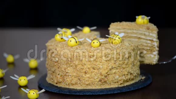 甜家分层蜜饼把一块蜂蜜蛋糕放在盘子里视频的预览图