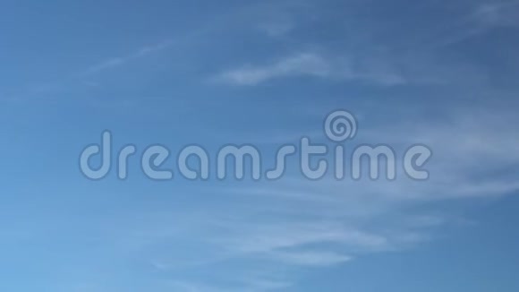 只有夏天的蓝天有着快速移动的轻薄卷云全高清延时镜头视频的预览图