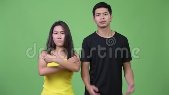 年轻的亚洲夫妇在一起生气视频的预览图