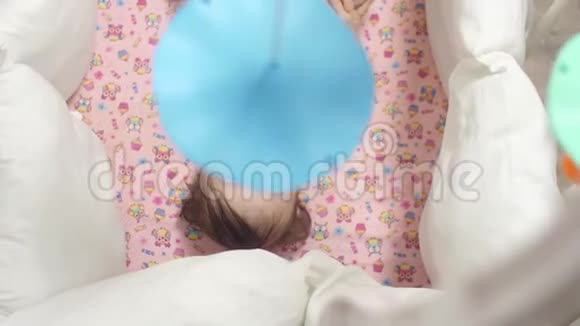 小孩子躺在摇篮里看着旋转的玩具视频的预览图