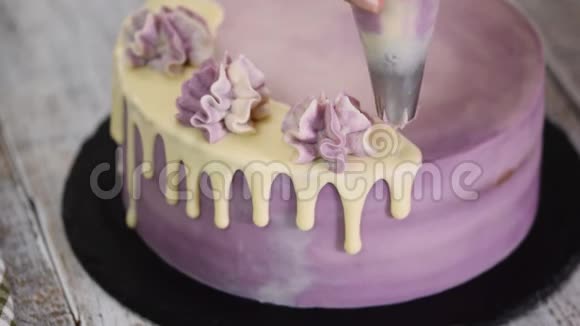 女人用烹饪注射器装饰蛋糕视频的预览图