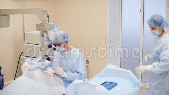 医生对眼睛进行白内障治疗护士帮助眼科医生视频的预览图