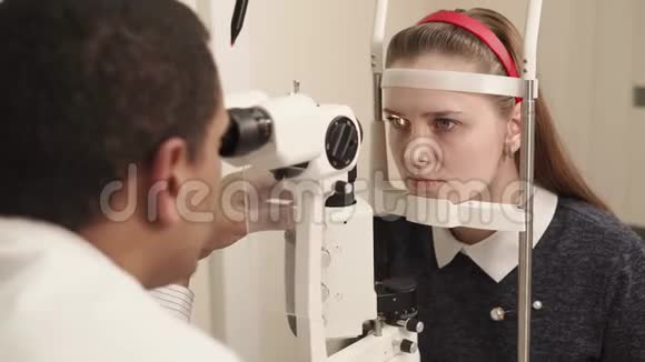 在眼科仪器上检查视力的学生画像视频的预览图