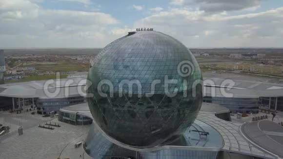 在乡村背景下以球的形式建造的建筑物视频的预览图