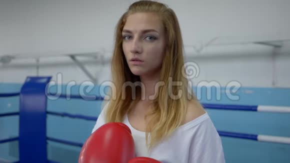 女性自卫年轻女子拳击手在拳击台上对着镜头打视频的预览图